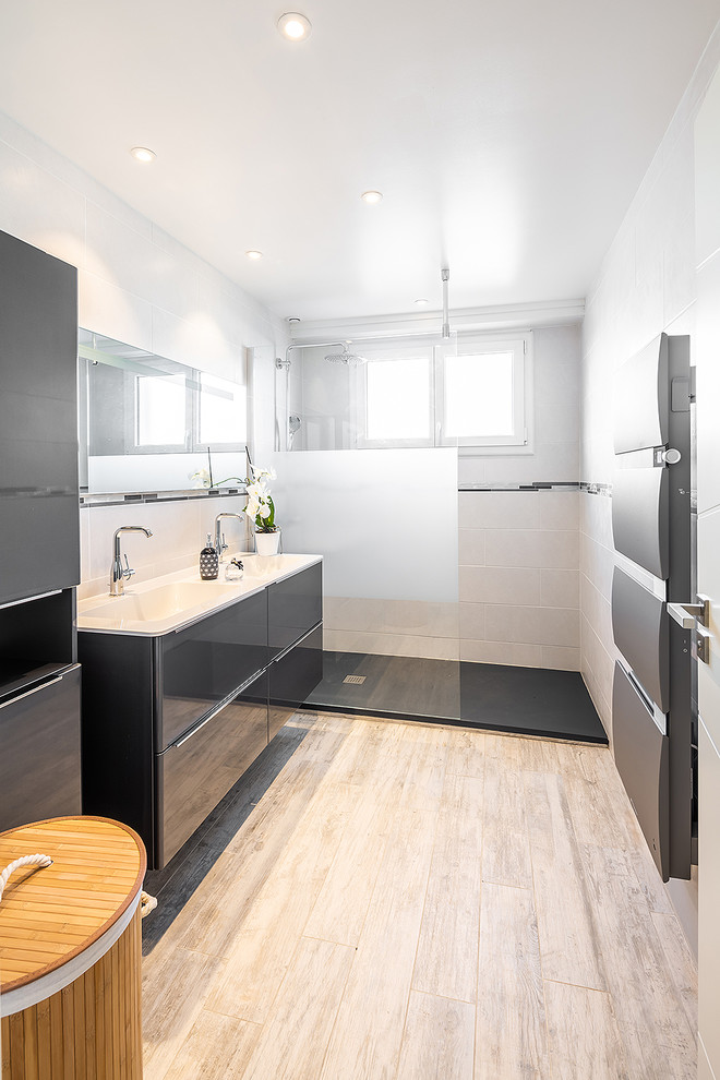 Inspiration for a small contemporary 3/4 bathroom in Toulouse with flat-panel cabinets, grey cabinets, an alcove shower, white tile, white walls, a console sink, beige floor, an open shower and white benchtops.