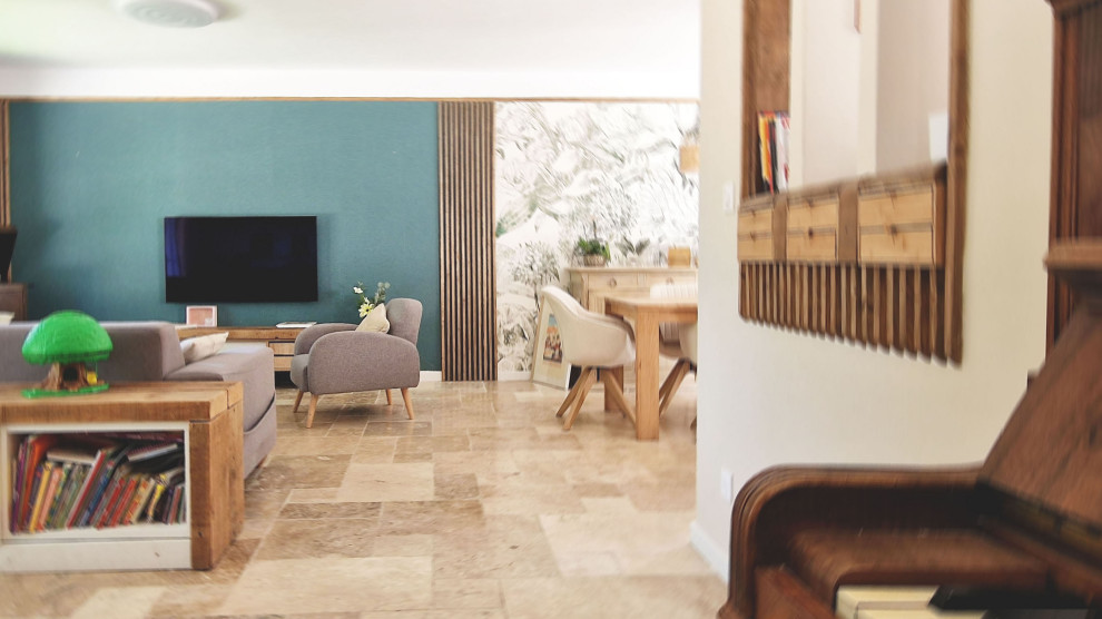 Esempio di un grande soggiorno mediterraneo aperto con pavimento in travertino, TV a parete, pavimento beige e carta da parati