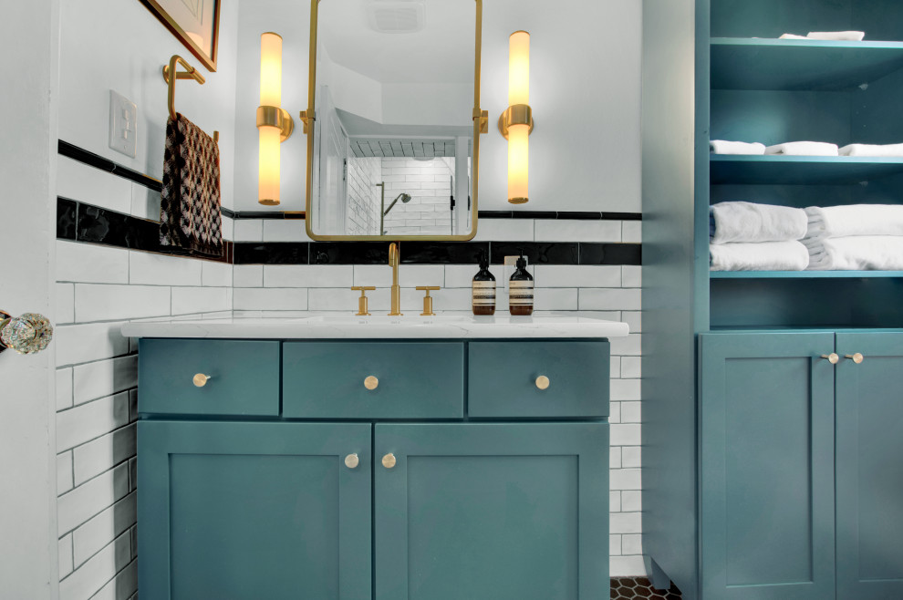 Источник вдохновения для домашнего уюта: главная ванная комната среднего размера в стиле неоклассика (современная классика) с зелеными фасадами, душем в нише, унитазом-моноблоком, черно-белой плиткой, белыми стенами, полом из мозаичной плитки, разноцветным полом, душем с распашными дверями, сиденьем для душа, тумбой под одну раковину и встроенной тумбой