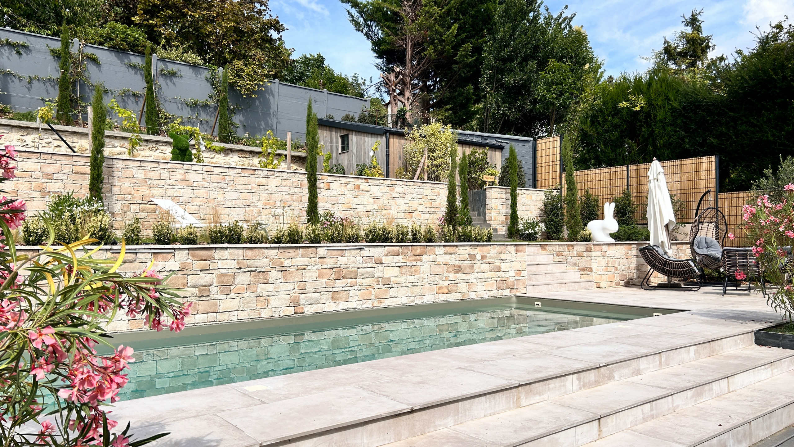 Un jardin en pente d'ambiance méditerranéenne
