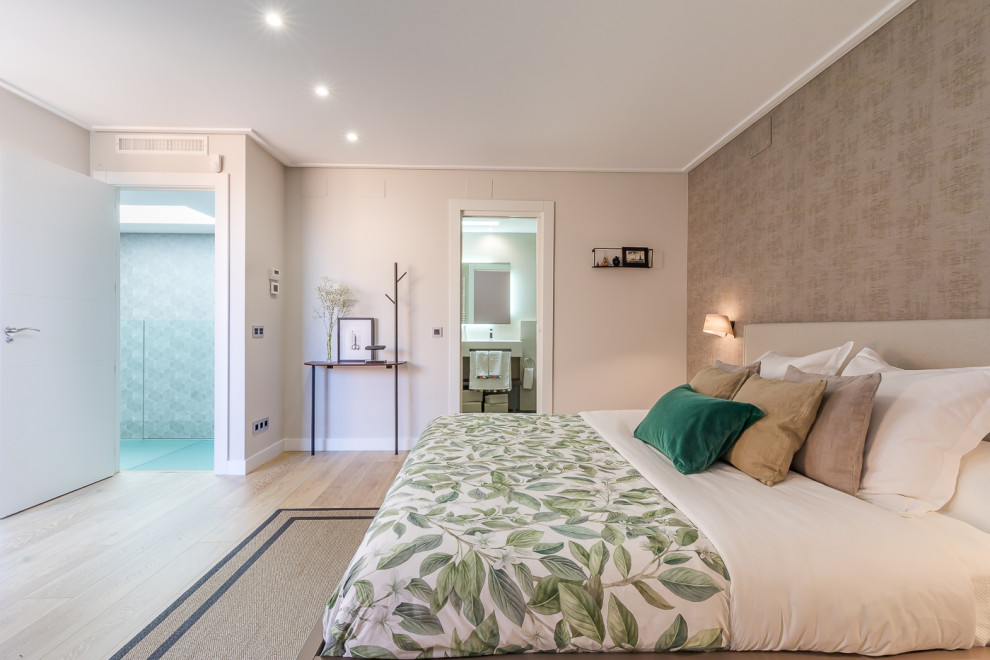 Großes Modernes Hauptschlafzimmer mit brauner Wandfarbe, hellem Holzboden, braunem Boden und Tapetenwänden in Madrid