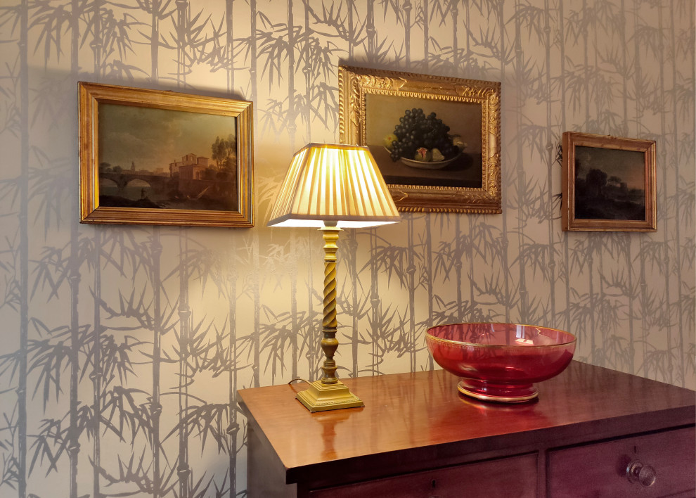 Ejemplo de comedor tradicional renovado de tamaño medio cerrado con paredes multicolor, suelo de madera en tonos medios, todas las chimeneas y piedra de revestimiento