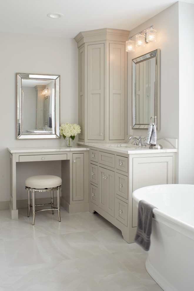 Diseño de cuarto de baño principal, único y a medida tradicional grande con armarios con rebordes decorativos, puertas de armario beige, bañera exenta, lavabo bajoencimera y encimeras blancas