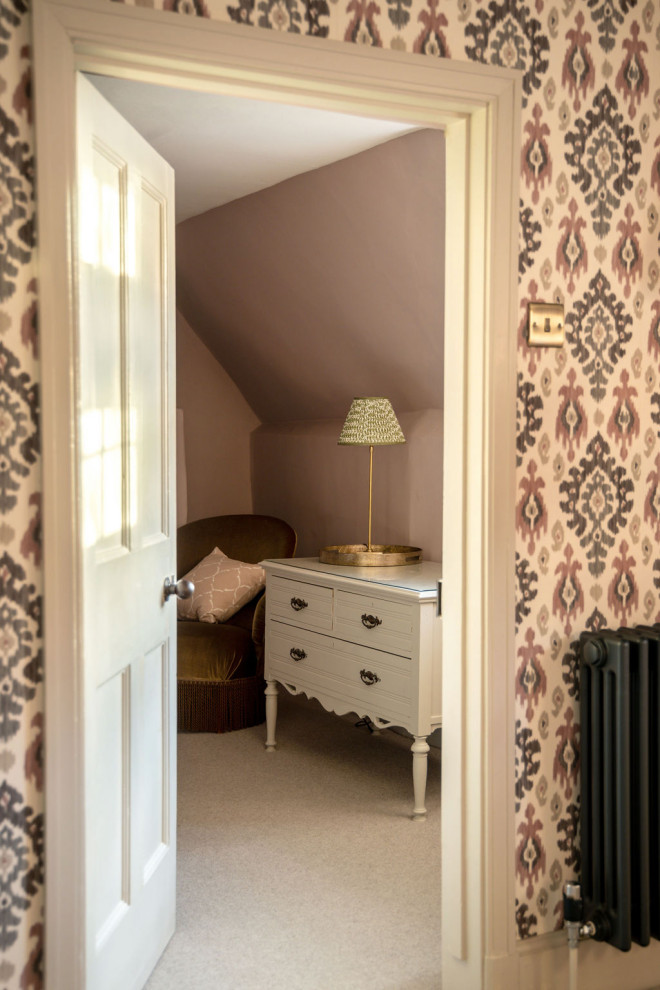 Idéer för ett mellanstort lantligt gästrum, med rosa väggar, heltäckningsmatta och beiget golv