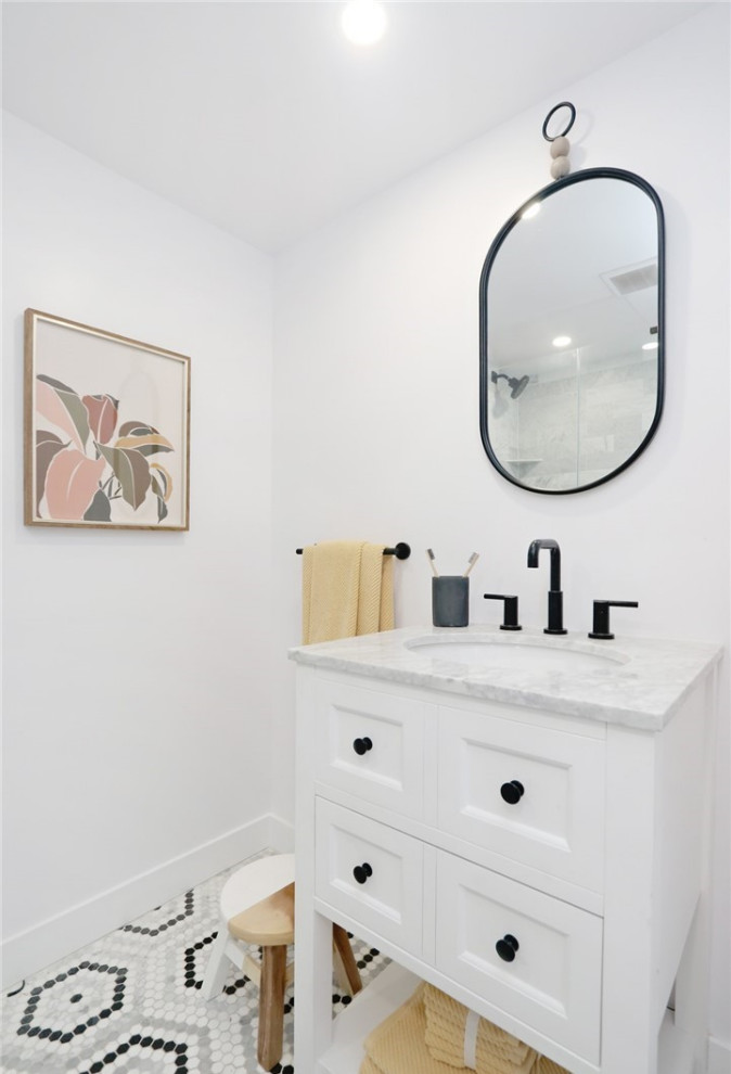 Idéer för ett stort modernt vit badrum, med luckor med infälld panel, svarta skåp, en toalettstol med hel cisternkåpa, vita väggar, klinkergolv i keramik, ett undermonterad handfat, marmorbänkskiva och grått golv