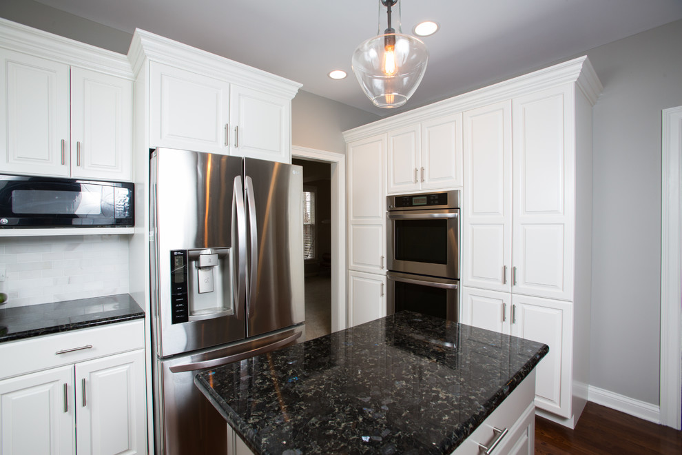 Transitional kitchen photo in Chicago