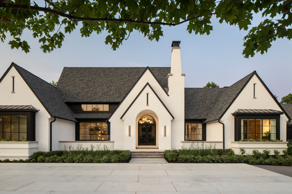 Imagen de fachada de casa blanca y gris minimalista de tamaño medio de tres plantas
