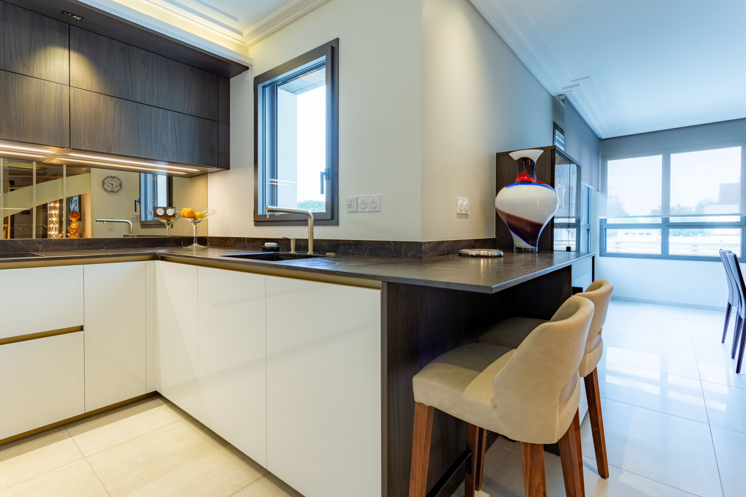 Création d'une cuisine chic et lumineuse dans une maison moderne