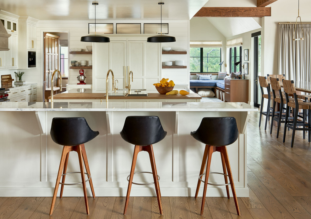 Offene, Geräumige Landhaus Küche in L-Form mit Schrankfronten im Shaker-Stil, weißen Schränken, braunem Holzboden, zwei Kücheninseln und weißer Arbeitsplatte in Denver