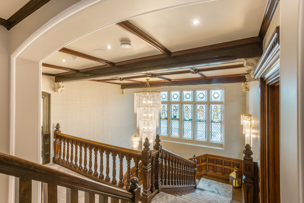 Источник вдохновения для домашнего уюта: коридор среднего размера в классическом стиле с мраморным полом и деревянным потолком