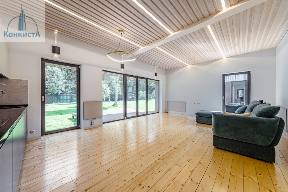 Immagine di un grande soggiorno minimal stile loft con pareti grigie, pavimento in legno verniciato e soffitto in perlinato