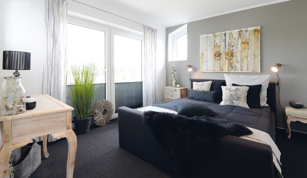 Skandinavisches Hauptschlafzimmer mit bunten Wänden und Teppichboden in Berlin