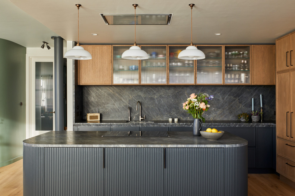 Offene, Große Moderne Küche in L-Form mit Schrankfronten mit vertiefter Füllung und Kücheninsel in London