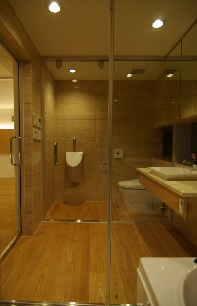 Aménagement d'un grand WC et toilettes moderne avec des portes de placard beiges, WC séparés, un carrelage beige, un mur beige, un sol en bois brun, un lavabo posé, un sol marron, un plan de toilette beige, meuble-lavabo suspendu et un plafond en lambris de bois.