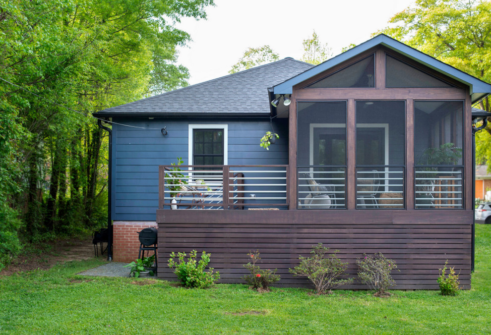 Cette photo montre un petit porche d'entrée de maison arrière moderne avec une moustiquaire, une extension de toiture et un garde-corps en métal.