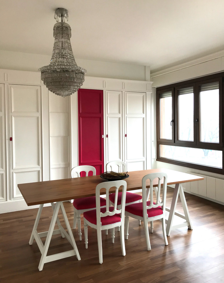 Ispirazione per una grande sala da pranzo aperta verso il soggiorno minimal con pareti bianche e parquet chiaro