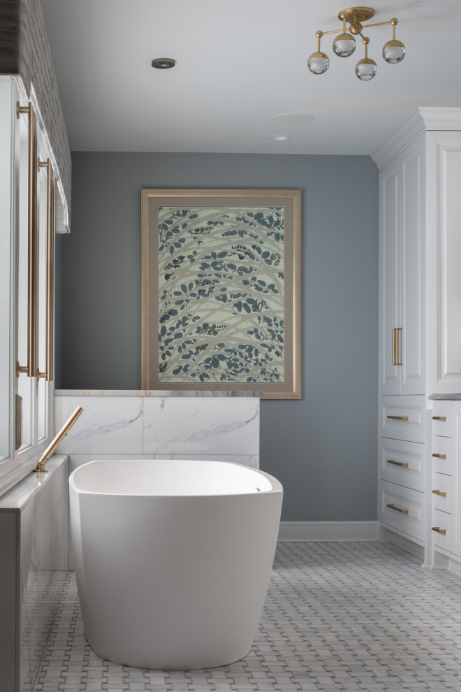 Idée de décoration pour une salle de bain principale minimaliste avec une baignoire indépendante, un carrelage blanc, meuble double vasque et meuble-lavabo encastré.