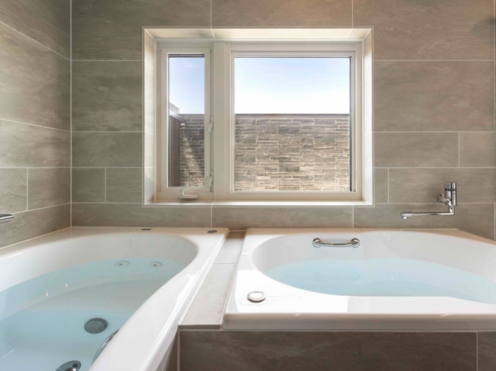 Idéer för ett modernt badrum, med ett platsbyggt badkar, beige kakel, beige väggar och beiget golv