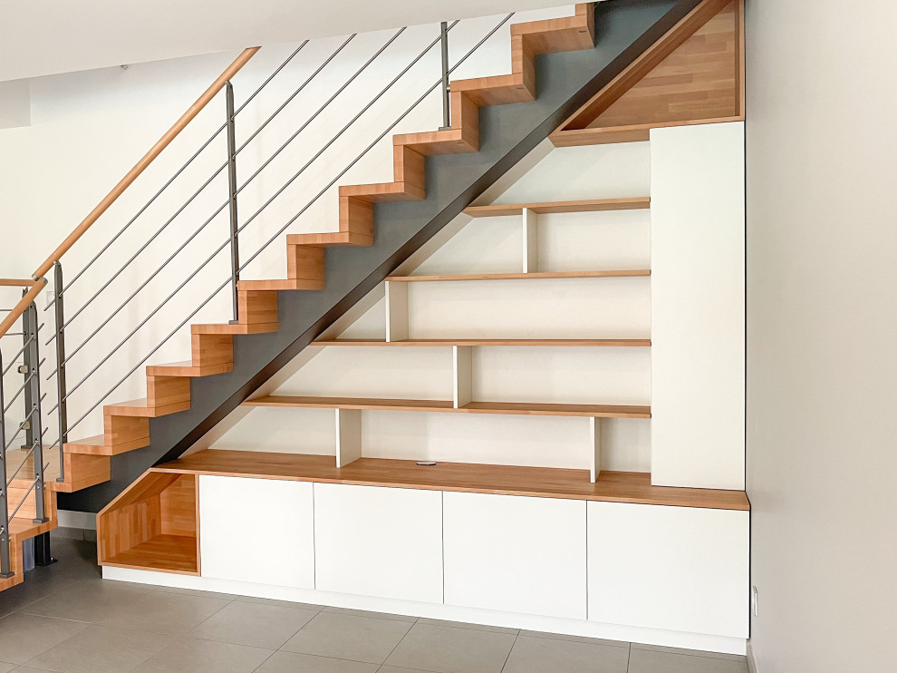 Inspiration pour un escalier droit design de taille moyenne avec des marches en bois, des contremarches en bois et un garde-corps en matériaux mixtes.