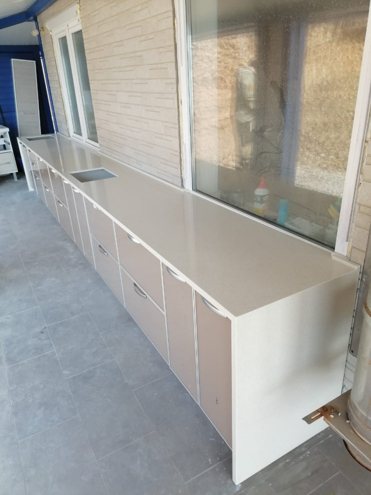 Кухня на открытой веранде о. Русский