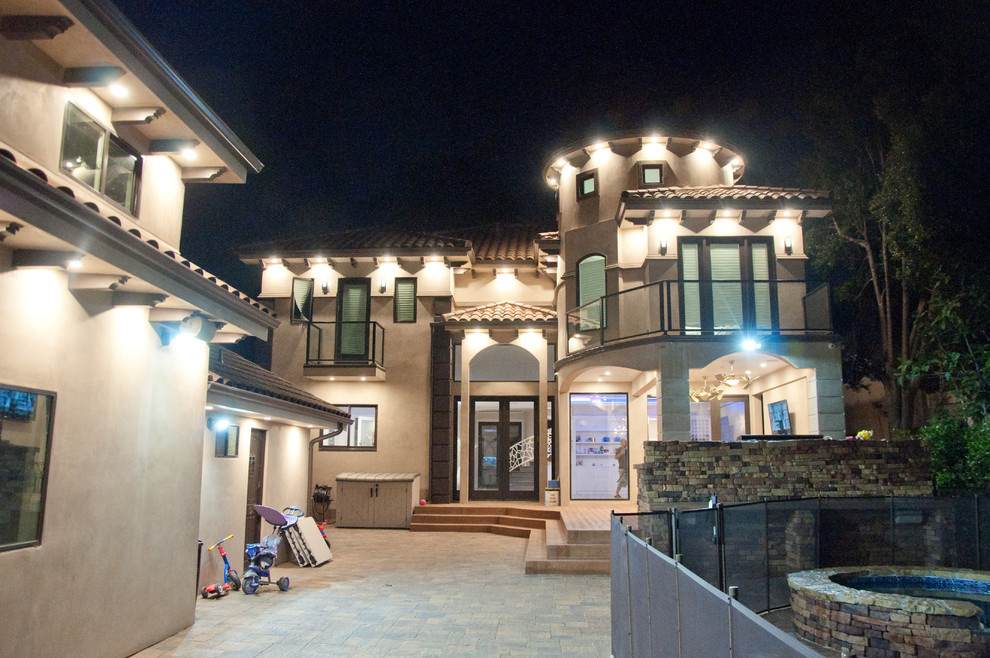 Северный Голливуд - Лос Анджелес. Дом в средиземноморском стиле.