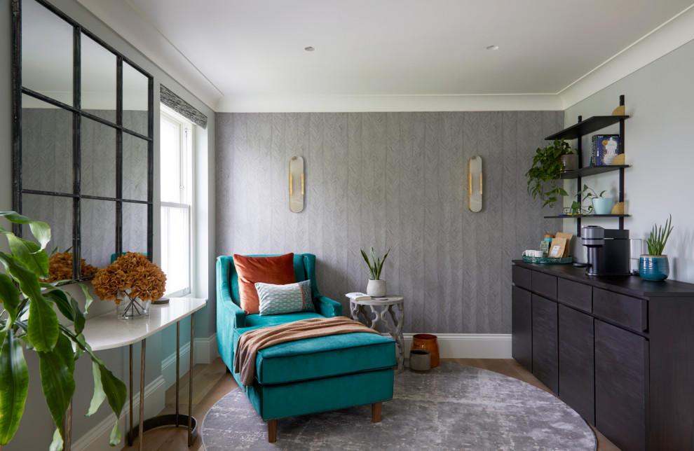 Idée de décoration pour un bureau minimaliste de taille moyenne avec un mur gris et un sol marron.
