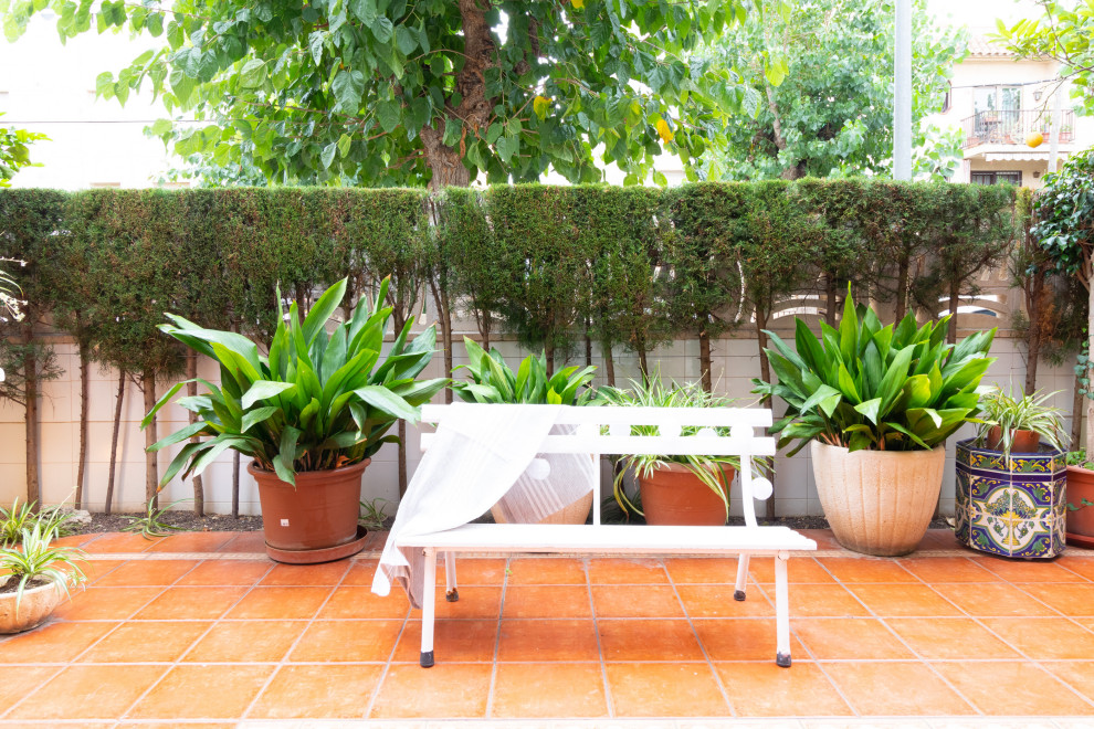 Idée de décoration pour une terrasse au rez-de-chaussée champêtre de taille moyenne avec des solutions pour vis-à-vis, une cour, aucune couverture et un garde-corps en matériaux mixtes.