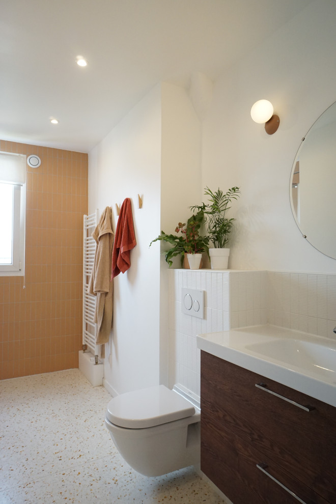 Aménagement d'une salle d'eau beige et blanche contemporaine de taille moyenne avec un carrelage orange, des carreaux de céramique, un mur blanc, un sol en terrazzo, un sol orange, meuble simple vasque et meuble-lavabo suspendu.