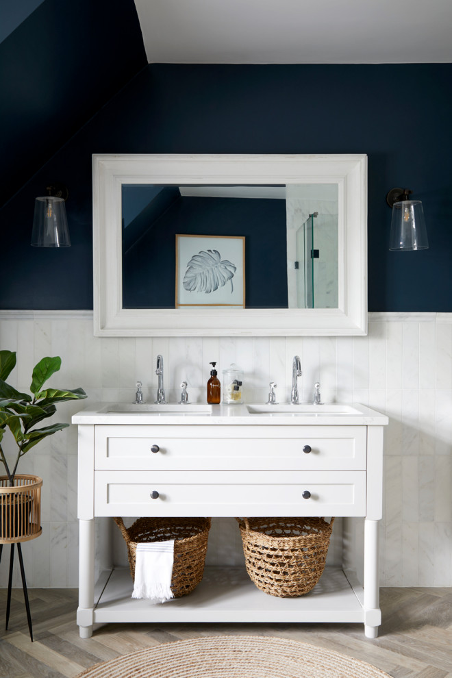 Inspiration for a transitional bathroom in Surrey.