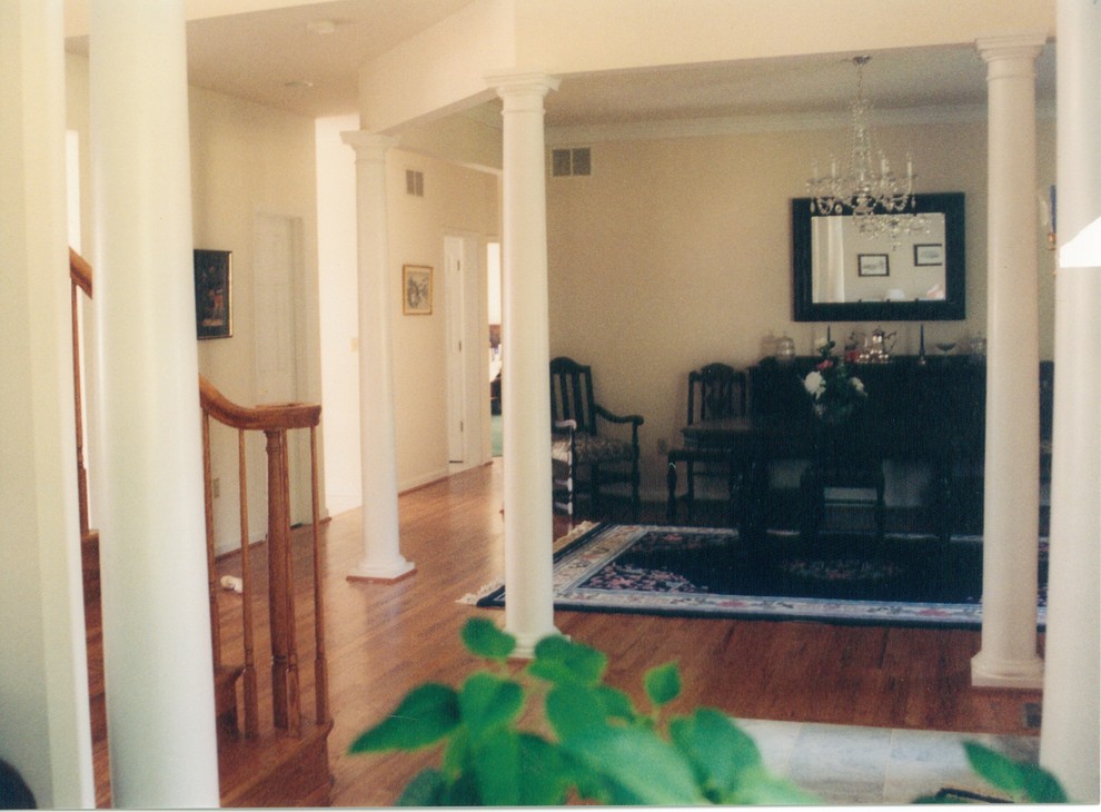 Example of a transitional entryway design in Baltimore
