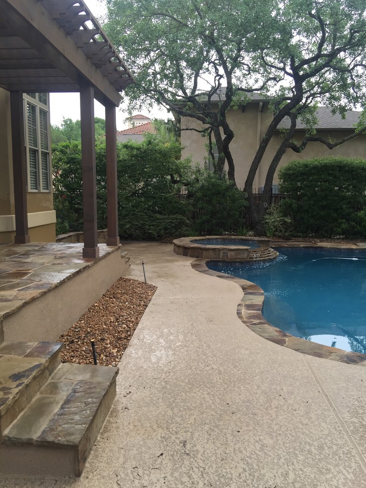 Mountain style home design photo in Austin