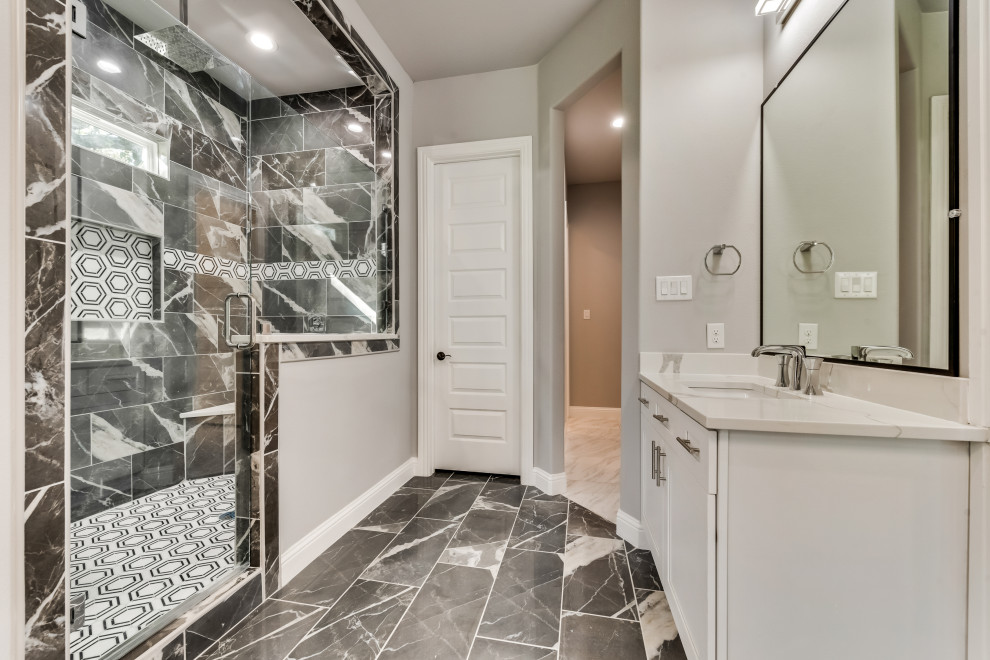 Идея дизайна: главная ванная комната среднего размера в классическом стиле с фасадами в стиле шейкер, белыми фасадами, накладной ванной, душем в нише, унитазом-моноблоком, белой плиткой, керамической плиткой, серыми стенами, полом из керамогранита, накладной раковиной, столешницей из кварцита, белым полом, душем с распашными дверями, белой столешницей, сиденьем для душа, тумбой под одну раковину, напольной тумбой, кессонным потолком и панелями на части стены