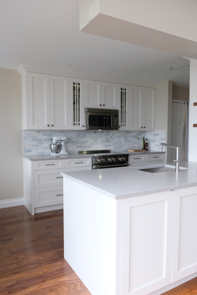 Kitchen - transitional kitchen idea in Vancouver