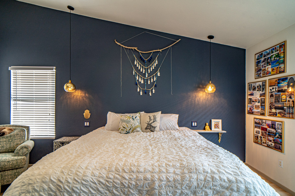На фото: хозяйская спальня среднего размера в стиле фьюжн с синими стенами, полом из винила, бежевым полом и акцентной стеной без камина с