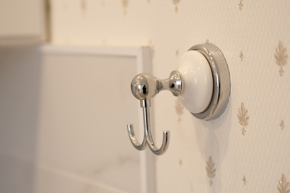 Светлый кухонный гарнитур в классическом стиле