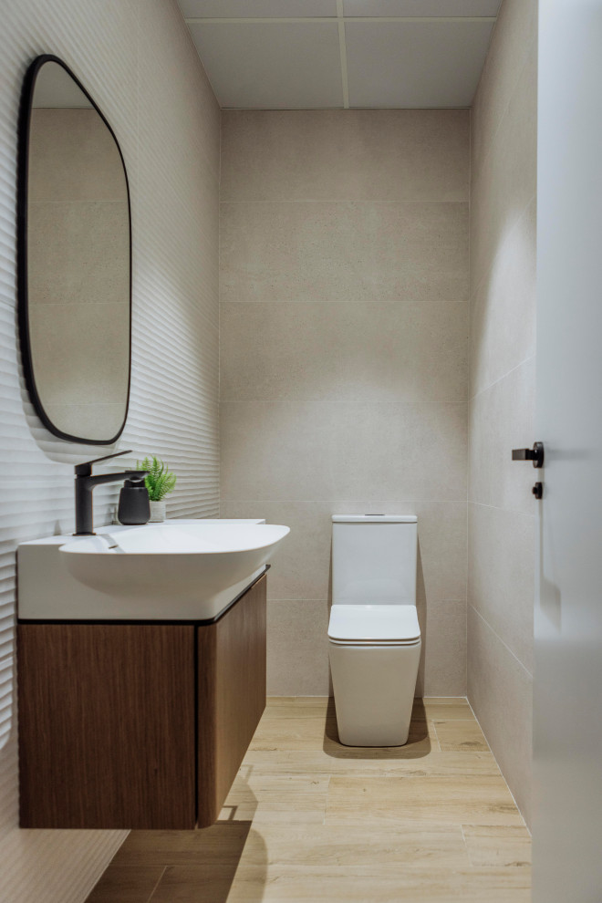 Idéer för ett litet nordiskt vit toalett, med möbel-liknande, vita skåp, beige kakel, porslinskakel, beige väggar, ljust trägolv, ett avlångt handfat, bänkskiva i akrylsten och beiget golv