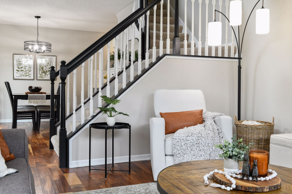 Kleines Klassisches Wohnzimmer mit grauer Wandfarbe, Laminat, Kamin, gefliester Kaminumrandung und braunem Boden in Minneapolis