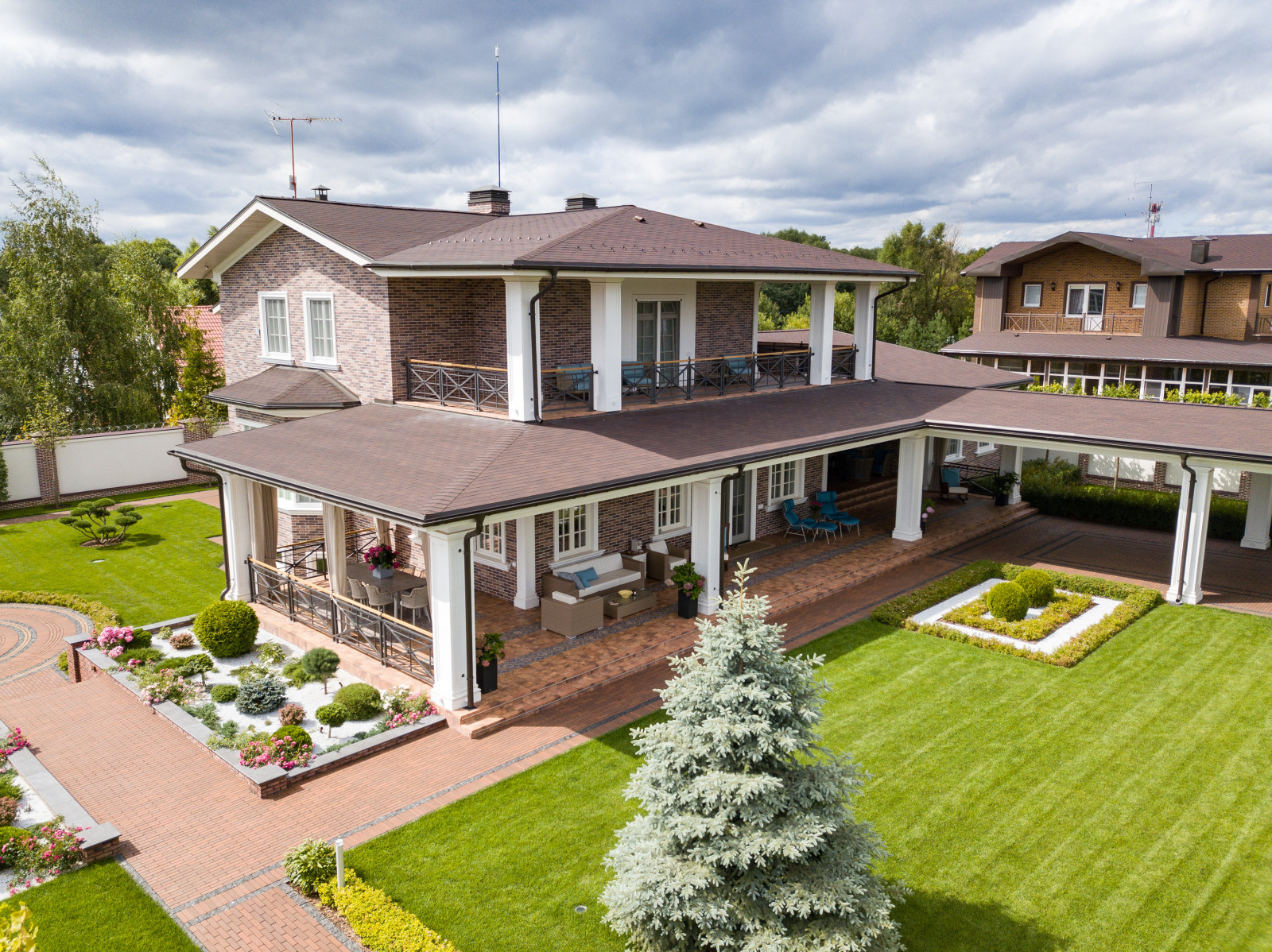 Дом с колоннадой