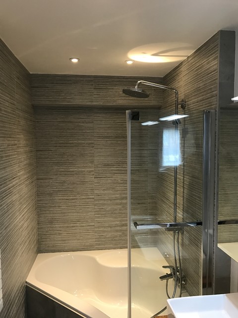 SALLE DE BAINS BAIGNOIRE D'ANGLE modern-badezimmer