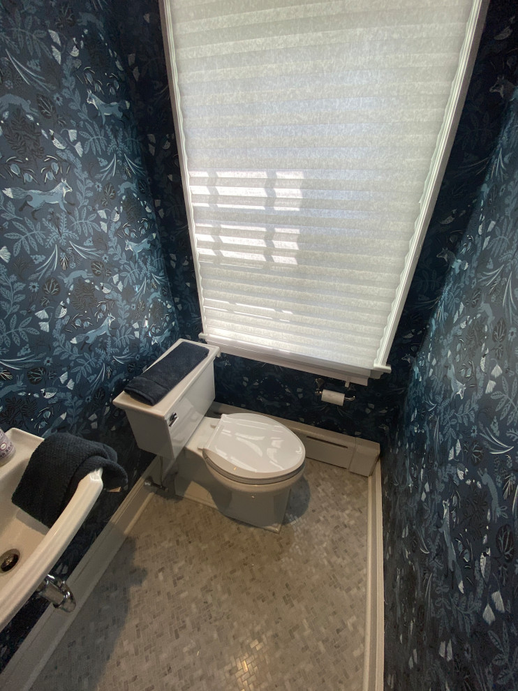 Ispirazione per un piccolo bagno di servizio chic con WC monopezzo, pareti blu, lavabo sospeso, pavimento grigio e carta da parati