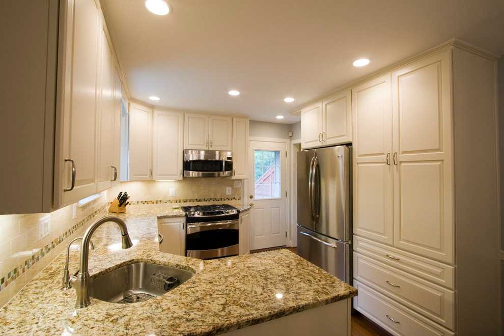 Example of a transitional kitchen design in DC Metro