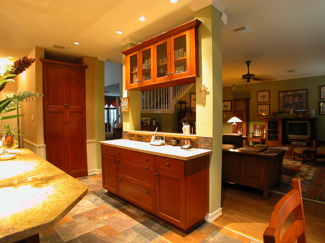 Hutch Area Separates the Kitchen from the Great Room amerikansk-craftsman-koek