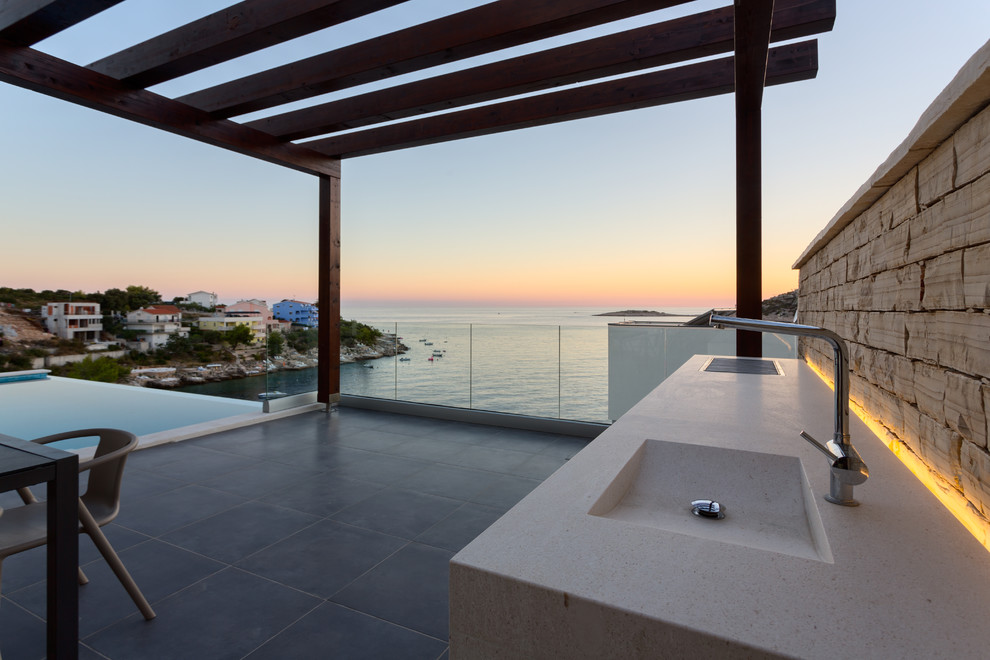 Geräumige Moderne Pergola Terrasse mit Outdoor-Küche in Sonstige