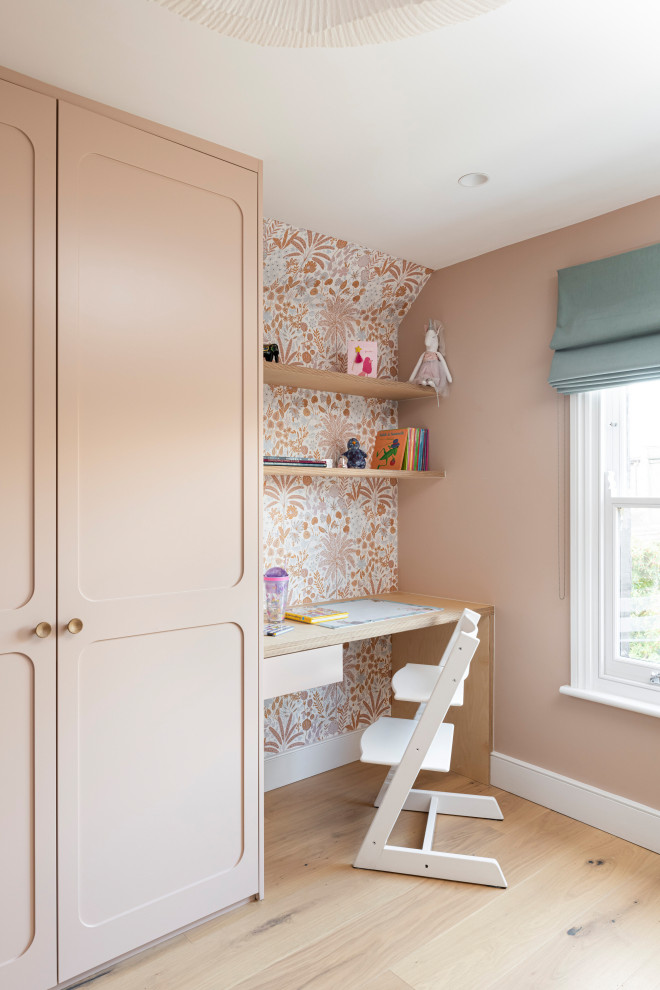 Aménagement d'une chambre d'enfant de 4 à 10 ans contemporaine de taille moyenne avec un mur rose, parquet clair, un sol beige et du papier peint.