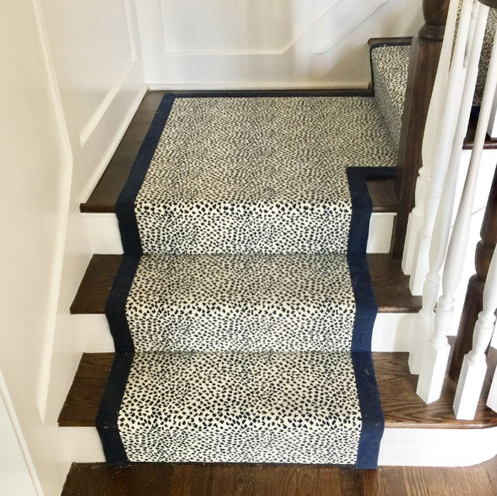 Idées déco pour un escalier éclectique en L avec des marches en moquette.