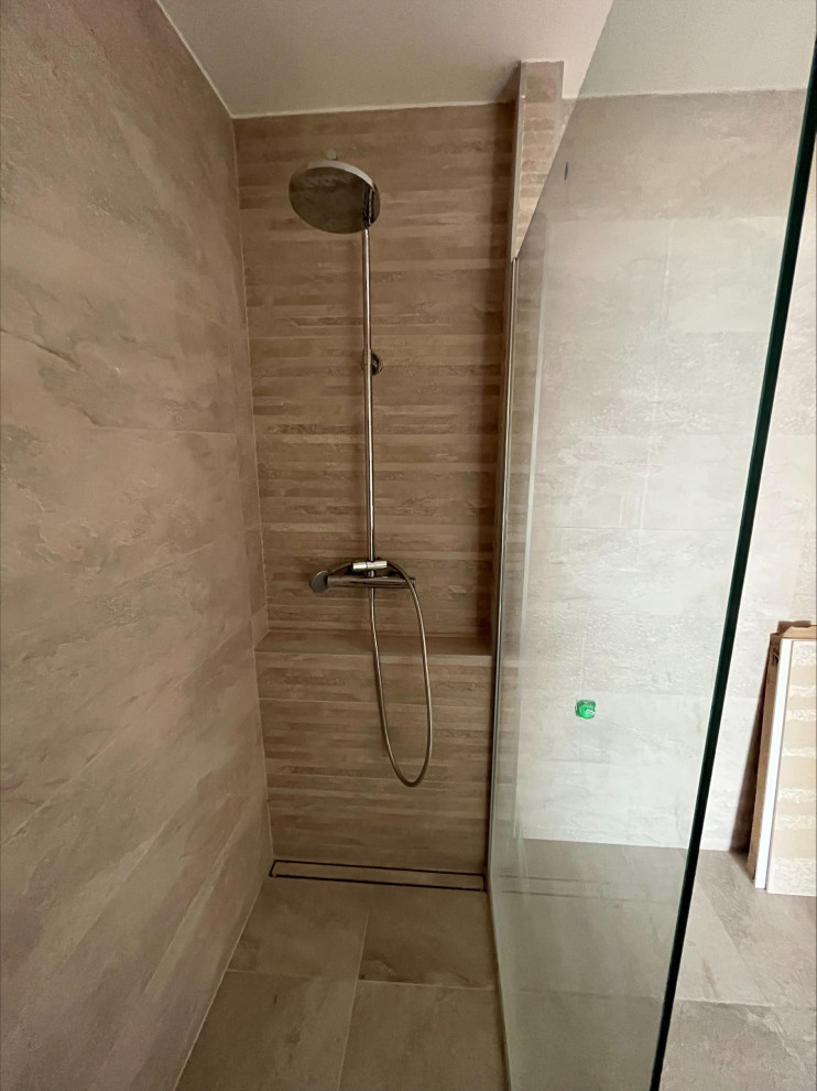 Пример оригинального дизайна: большая главная ванная комната в современном стиле с угловой ванной, душем без бортиков, инсталляцией, бежевой плиткой, керамической плиткой, белыми стенами, полом из керамической плитки, консольной раковиной, столешницей из дерева, бежевым полом, открытым душем, белой столешницей, тумбой под две раковины и встроенной тумбой