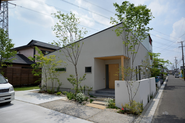 平屋の雑木の庭 moderno-fachada