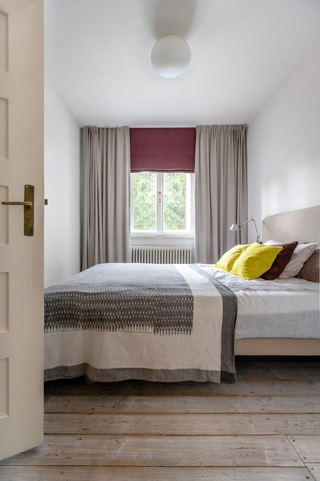 ベルリンにある小さなコンテンポラリースタイルのおしゃれな客用寝室 (白い壁、淡色無垢フローリング、ベージュの床) のレイアウト
