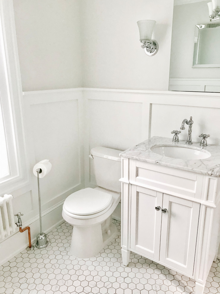 Пример оригинального дизайна: детская ванная комната среднего размера в классическом стиле с фасадами с утопленной филенкой, белыми фасадами, ванной на ножках, раздельным унитазом, белыми стенами, мраморным полом, врезной раковиной, мраморной столешницей, белым полом, серой столешницей, тумбой под одну раковину, напольной тумбой и панелями на части стены