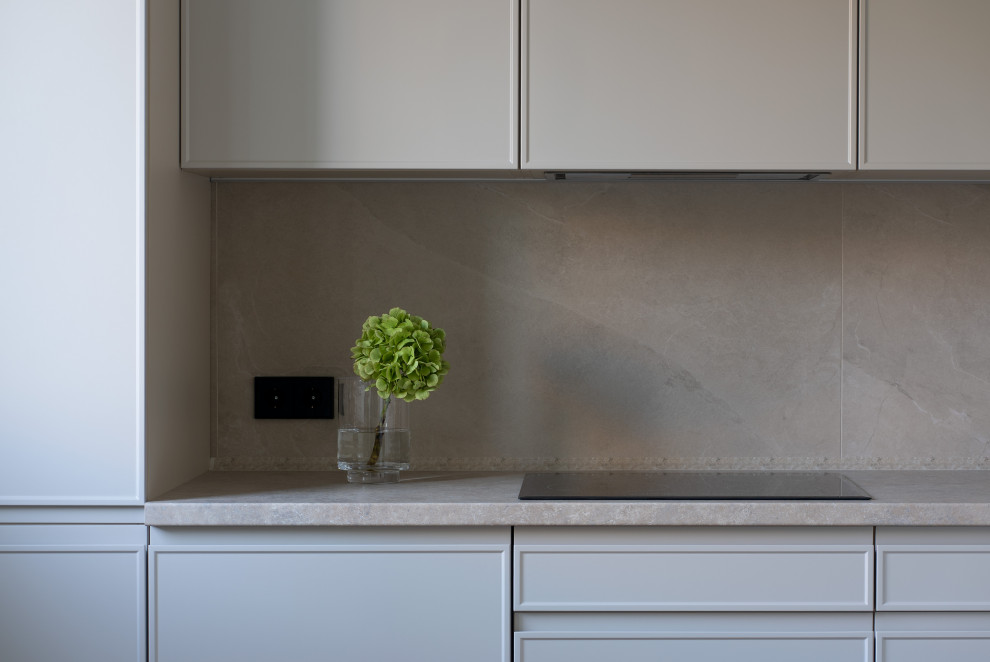 Монохромная кухня до потолка с интересными решениями